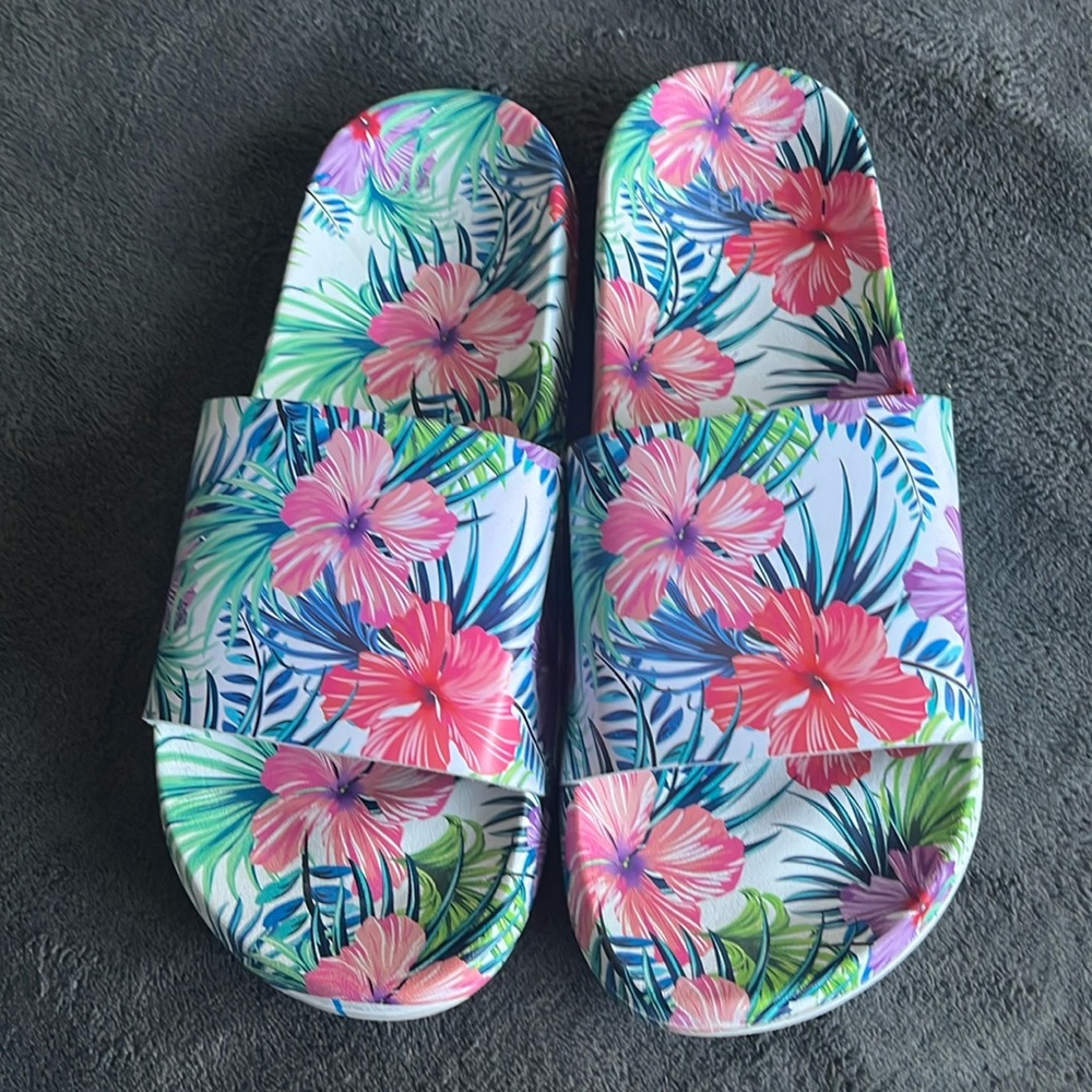 Women’s slides size 9-10
